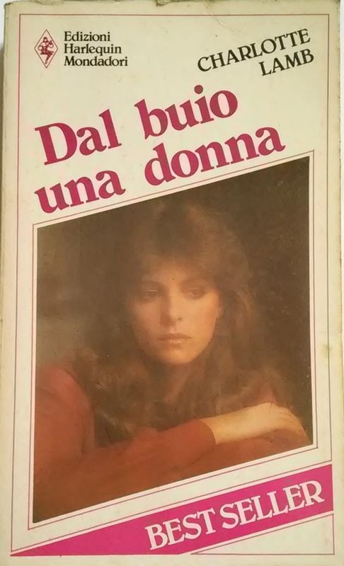 Dal buio una donna