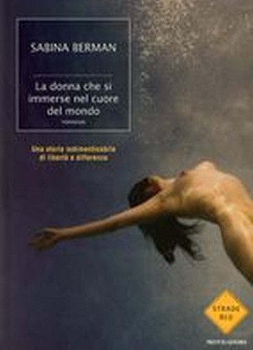 DONNA CHE SI IMMERSE NEL CUORE DEL