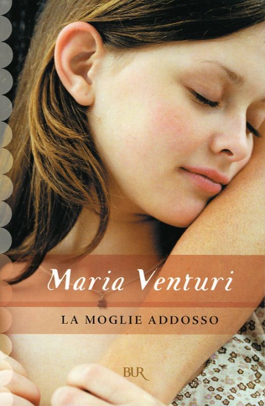 MOGLIE ADDOSSO (LA)