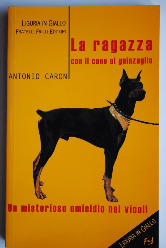 La ragazza con il cane a guinzaglio