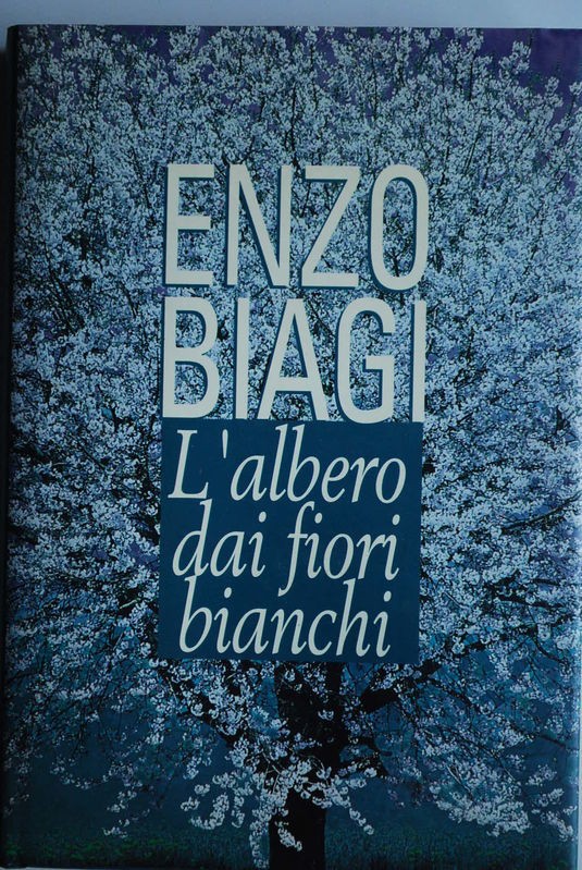 L'albero dai fiori Bianchi