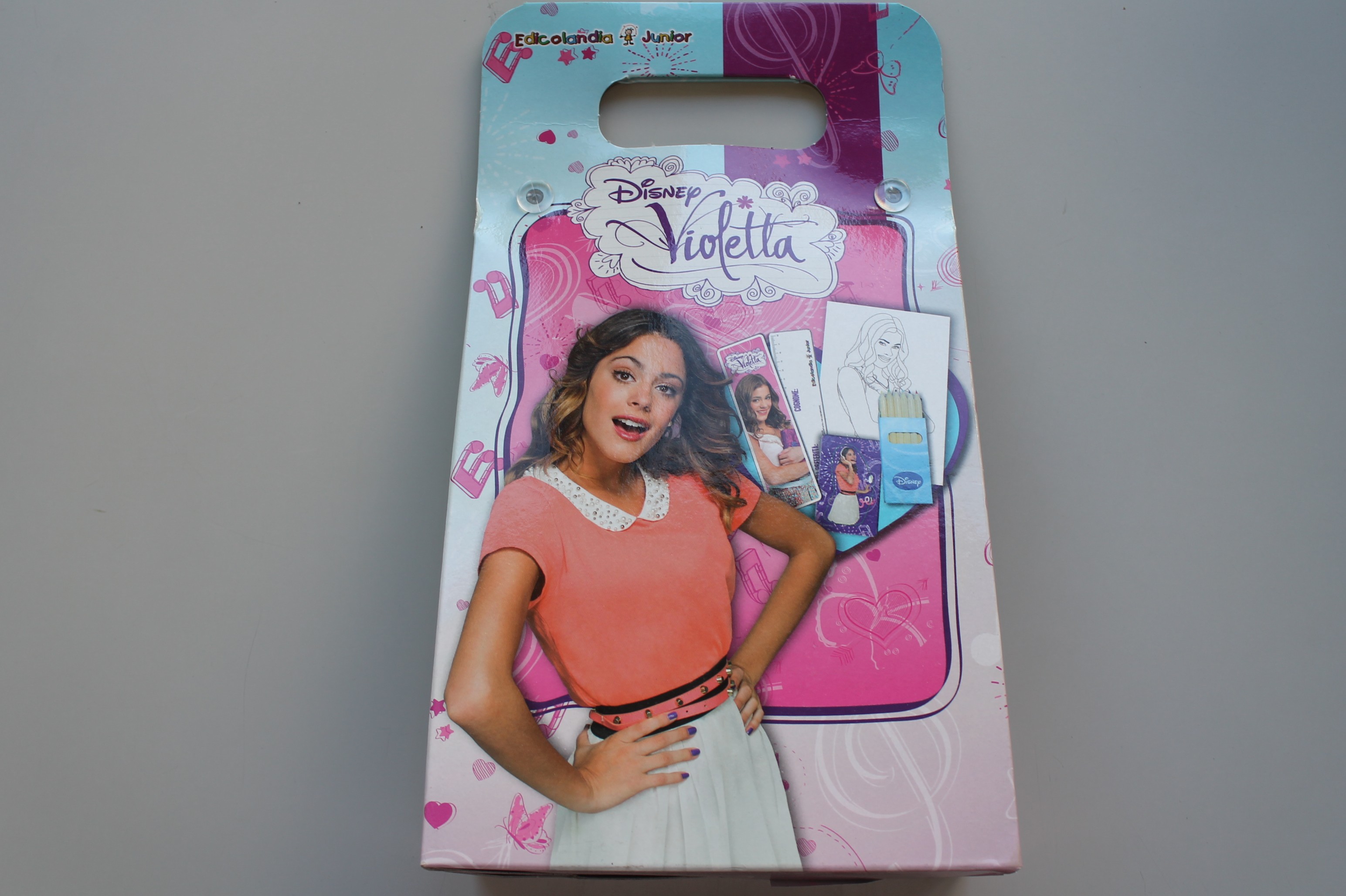 VIOLETTA, COFANETTO CON GADGET, RIGHELLO, SEGNALIBRO, PORTA FOTO, STICK, MEGA POSTER DA COLORARE