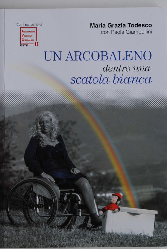 Un arcobaleno in una scatola bianca