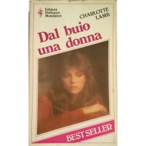 Dal buio una donna