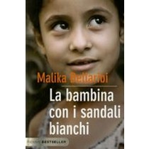 BAMBINA CON I SANDALI BIANCHI (LA)